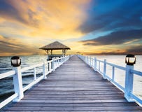 Embarcaderos de madera y escena del mar con el uso oscuro del cielo para el fondo natural, contexto Fotos de archivo libres de regalías Embarcaderos de madera y escena del mar con el uso oscuro del cielo para el fondo natural, contexto Fotos de archivo libres de regalías