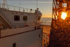 Embarquez la superstructure blanche du ` s et la vue de navigation de pont photographie stock Embarquez la superstructure blanche du ` s et la vue de navigation de pont photographie stock