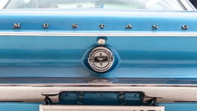 Emblem p? den retro bilen Ford Mustang fotografering för bildbyråer Emblem p? den retro bilen Ford Mustang fotografering för bildbyråer
