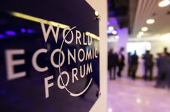 Emblema del forum economico mondiale in Tavate immagini stock libere da diritti Emblema del forum economico mondiale in Tavate immagini stock libere da diritti