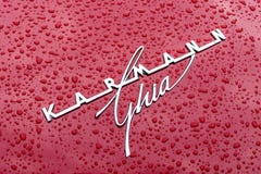 Emblema di un'automobile sportiva Volkswagen Karmann Ghia in gocce di pioggia fotografia stock Emblema di un'automobile sportiva Volkswagen Karmann Ghia in gocce di pioggia fotografia stock