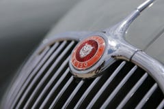 Emblembiljaguar kx 150 på utställningen av den retro bilen slåss i Cypern arkivfoto Emblembiljaguar kx 150 på utställningen av den retro bilen slåss i Cypern arkivfoto