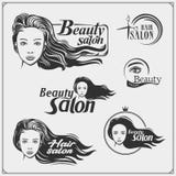 Emblemi del salone di bellezza con il fronte femminile Progetti per il salone del cosmetico, di lavoro di parrucchiere e di belle royalty illustrazione gratis Emblemi del salone di bellezza con il fronte femminile Progetti per il salone del cosmetico, di lavoro di parrucchiere e di belle royalty illustrazione gratis