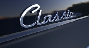 Emblème classique de voiture de Chrome photographie stock libre de droits Emblème classique de voiture de Chrome photographie stock libre de droits