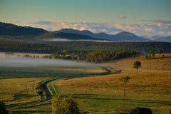Embrumez au-dessus des collines de campagne de roulement de la région d'Ipswich au Queensland images stock Embrumez au-dessus des collines de campagne de roulement de la région d'Ipswich au Queensland images stock