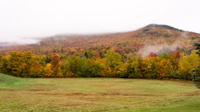 Embrumez couvrir une montagne dans Stowe, VT photographie stock Embrumez couvrir une montagne dans Stowe, VT photographie stock