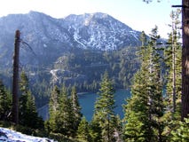 Emerald Bay State Park dans le lac Tahoe du sud et Stateline photographie stock libre de droits Emerald Bay State Park dans le lac Tahoe du sud et Stateline photographie stock libre de droits