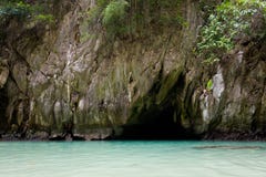 Emerald Cave i Thailand royaltyfri bild Emerald Cave i Thailand royaltyfri bild