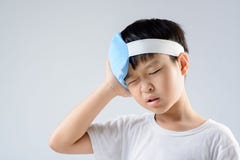 Emicrania del ragazzo e pacchetto del gel del ghiaccio fotografia stock libera da diritti Emicrania del ragazzo e pacchetto del gel del ghiaccio fotografia stock libera da diritti