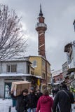 Eminonu område i vinter under snön, på den europeiska sidan Leveranspojkar med tunga jordlotter kan ses i förgrund arkivfoto Eminonu område i vinter under snön, på den europeiska sidan Leveranspojkar med tunga jordlotter kan ses i förgrund arkivfoto