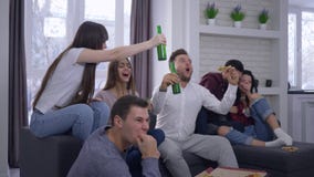Emocja, fan ogląda futbolowego dopasowanie na TV z podnieceniem i wtedy raduje się przy zwycięstwa obsiadaniem na leżance z a zbiory wideo Emocja, fan ogląda futbolowego dopasowanie na TV z podnieceniem i wtedy raduje się przy zwycięstwa obsiadaniem na leżance z a zbiory wideo