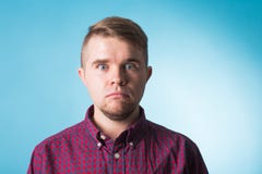 Emocja, reklama i ludzie pojęć, - zdziwiony mężczyzna nad błękitnym tłem zdjęcia stock Emocja, reklama i ludzie pojęć, - zdziwiony mężczyzna nad błękitnym tłem zdjęcia stock