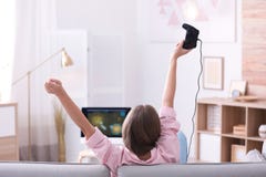 Emocjonalna m?oda kobieta bawi? si? gra wideo zdjęcie stock Emocjonalna m?oda kobieta bawi? si? gra wideo zdjęcie stock