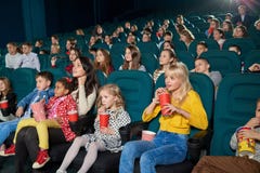 Emocjonalni ludzie ogląda film w nowym kinie obraz stock Emocjonalni ludzie ogląda film w nowym kinie obraz stock