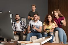 Emocjonalni przyjaciele bawi? si? gra wideo zdjęcia stock Emocjonalni przyjaciele bawi? si? gra wideo zdjęcia stock