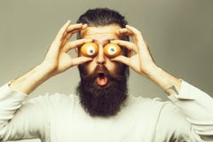 Emocjonalny brodaty m??czyzna z jajecznymi oczami zdjęcia stock Emocjonalny brodaty m??czyzna z jajecznymi oczami zdjęcia stock