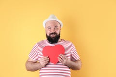 Emocjonalny mężczyzna z papierowym sercem obrazy stock Emocjonalny mężczyzna z papierowym sercem obrazy stock