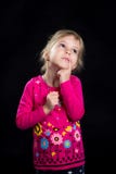 Emotieconcept: dromerig aanbiddelijk meisje Zwarte achtergrond, studiofoto Stock Afbeeldingen Emotieconcept: dromerig aanbiddelijk meisje Zwarte achtergrond, studiofoto Stock Afbeeldingen