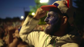 Emotionaler glücklicher Fanschrei auf Fußball Verrückter Mann drückt Gefühlzeitlupe aus stock footage Emotionaler glücklicher Fanschrei auf Fußball Verrückter Mann drückt Gefühlzeitlupe aus stock footage