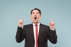 Emotionaler Mann, der sich Finger zeigt stockbilder Emotionaler Mann, der sich Finger zeigt stockbilder