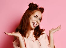 Emotionales Mädchen Schönes modernes Modell zeigt Zunge lizenzfreie stockfotos Emotionales Mädchen Schönes modernes Modell zeigt Zunge lizenzfreie stockfotos