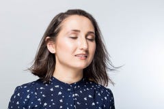Emotionales Porträt des schönen Mädchengesichtes mit Augen schloss, träumerisches junges Brunettemodell auf weißem Hintergrund Na stockfotos Emotionales Porträt des schönen Mädchengesichtes mit Augen schloss, träumerisches junges Brunettemodell auf weißem Hintergrund Na stockfotos