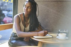 Emotionele mooie afro Amerikaanse vrouw die van goed zonnig weer genieten royalty-vrije stock fotografie Emotionele mooie afro Amerikaanse vrouw die van goed zonnig weer genieten royalty-vrije stock fotografie