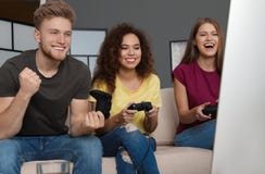 Emotionele vrienden die videospelletjes spelen royalty-vrije stock afbeelding Emotionele vrienden die videospelletjes spelen royalty-vrije stock afbeelding