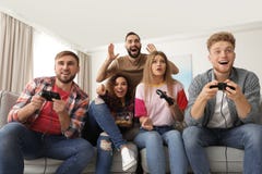Emotionele vrienden die videospelletjes spelen royalty-vrije stock afbeeldingen Emotionele vrienden die videospelletjes spelen royalty-vrije stock afbeeldingen