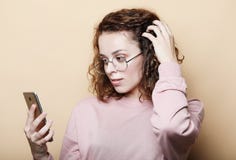 Emotionell och folkbegrepp för livsstil: Ung härlig lockig kvinna med smartphonen fotografering för bildbyråer Emotionell och folkbegrepp för livsstil: Ung härlig lockig kvinna med smartphonen fotografering för bildbyråer