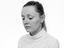 emoções Feche acima do retrato de uma mulher triste que olha isolada para baixo no fundo branco imagem de stock emoções Feche acima do retrato de uma mulher triste que olha isolada para baixo no fundo branco imagem de stock
