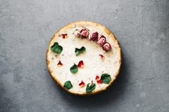 Empanada del requesón y de los plátanos Pastel de queso recientemente cocido en fondo rústico Decoración de flores secadas popula Fotos de archivo libres de regalías Empanada del requesón y de los plátanos Pastel de queso recientemente cocido en fondo rústico Decoración de flores secadas popula Fotos de archivo libres de regalías