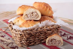 Empanadas de las gachas de avena machacadas de la cebada con las cebollas fotos de archivo libres de regalías Empanadas de las gachas de avena machacadas de la cebada con las cebollas fotos de archivo libres de regalías