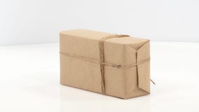 Empaqueta la caja de regalo con el papel de Kraft almacen de metraje de vídeo Empaqueta la caja de regalo con el papel de Kraft almacen de metraje de vídeo