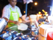 Empañe la imagen de cocinar el huevo Roti sobre la cacerola caliente con aceite de palma en viejo estilo, cocinando Roti en una c fotografía de archivo Empañe la imagen de cocinar el huevo Roti sobre la cacerola caliente con aceite de palma en viejo estilo, cocinando Roti en una c fotografía de archivo