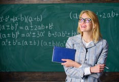 Empfehlung spitzt Anwendung Großes Empfehlungsschreiben Lehrergriff-Buchstand-Fronttafel der Frau lächelnde lizenzfreies stockfoto Empfehlung spitzt Anwendung Großes Empfehlungsschreiben Lehrergriff-Buchstand-Fronttafel der Frau lächelnde lizenzfreies stockfoto