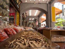 Empilhe partes de bagas da madeira e do goji para finalidades medicinais imagem de stock Empilhe partes de bagas da madeira e do goji para finalidades medicinais imagem de stock