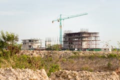 emplazamiento de la obra incluyendo varias grúas que trabajan en un complejo de construcción fotos de archivo libres de regalías emplazamiento de la obra incluyendo varias grúas que trabajan en un complejo de construcción fotos de archivo libres de regalías