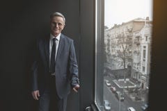 Employeur mûr sortant se reposant au travail image libre de droits Employeur mûr sortant se reposant au travail image libre de droits