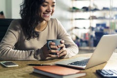 Employé de bureau asiatique de sourire avec du café photographie stock libre de droits Employé de bureau asiatique de sourire avec du café photographie stock libre de droits