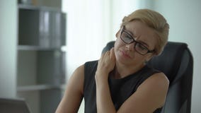 Employé de bureau d'une cinquantaine d'années souffrant de la douleur cervicale, travaillant sur l'ordinateur portable, santé clips vidéos Employé de bureau d'une cinquantaine d'années souffrant de la douleur cervicale, travaillant sur l'ordinateur portable, santé clips vidéos