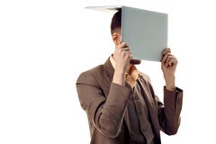 Employé de bureau qui ne peut voir rien autre que votre ordinateur Le type avec l'ordinateur portable sur sa tête photo libre de droits Employé de bureau qui ne peut voir rien autre que votre ordinateur Le type avec l'ordinateur portable sur sa tête photo libre de droits