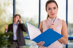 Employé de bureau tenant le dossier bleu images libres de droits Employé de bureau tenant le dossier bleu images libres de droits