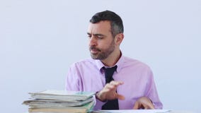 Employé faisant des écritures de bureau banque de vidéos Employé faisant des écritures de bureau banque de vidéos