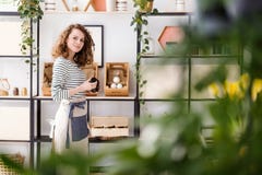 Employé tenant le produit organique de soins de la peau image stock Employé tenant le produit organique de soins de la peau image stock