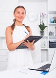 Employée de jeune femme dans le bureau Images libres de droits Employée de jeune femme dans le bureau Images libres de droits
