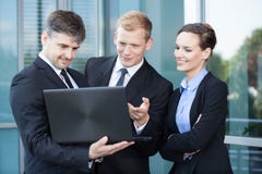 Employés pendant la coupure images stock Employés pendant la coupure images stock