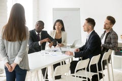 Empregado africano irritado do xingamento do chefe para estar atrasado na reunião fotos de stock Empregado africano irritado do xingamento do chefe para estar atrasado na reunião fotos de stock