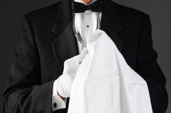 Empregado de mesa que lustra Stemware imagem de stock Empregado de mesa que lustra Stemware imagem de stock