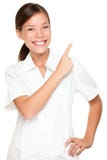 Empregado de mulher dos termas que aponta no backgroud branco imagens de stock Empregado de mulher dos termas que aponta no backgroud branco imagens de stock